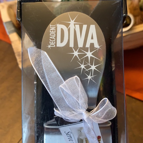 ๐ DECADENT DIVA HIGH HEEL CAKE SERVER - Picture 3 of 5